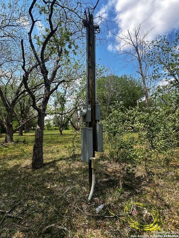 304 County Road 6611, Devine, TX 78016