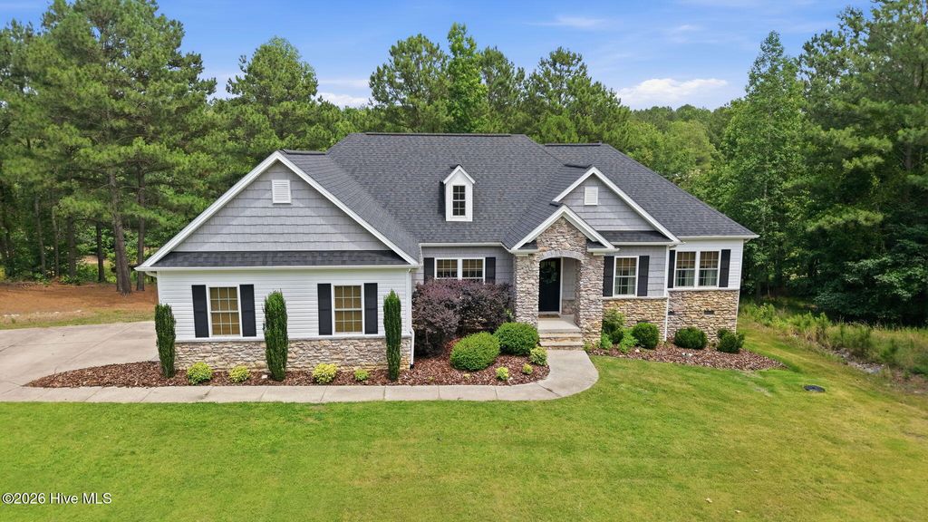 170 Beths Point, West End, NC 27376