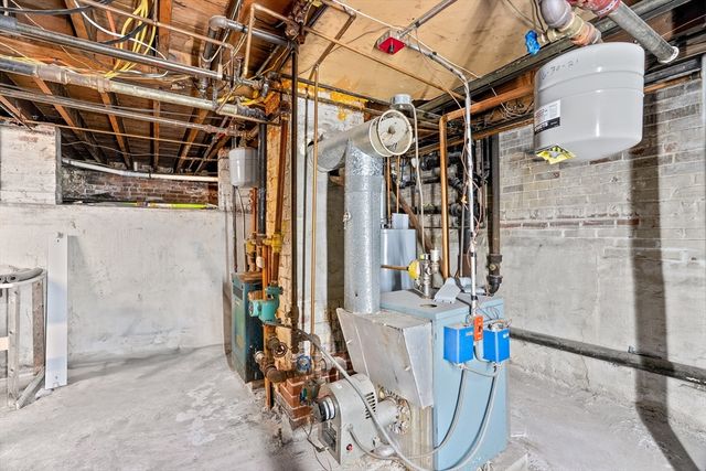 1039 S Main St, Fall River, MA 02724