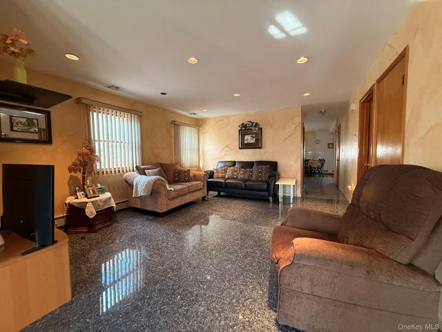 208 Doris Avenue, Franklin Square, NY 11010