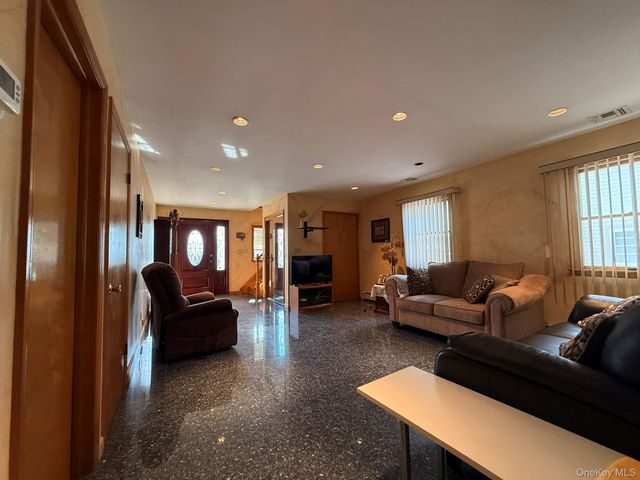 208 Doris Avenue, Franklin Square, NY 11010