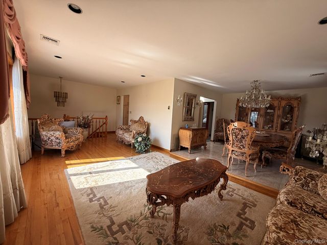 208 Doris Avenue, Franklin Square, NY 11010