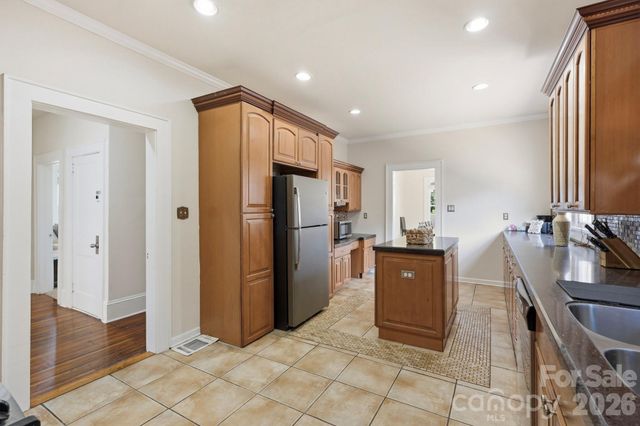 209 Grandin Road, Charlotte, NC 28208