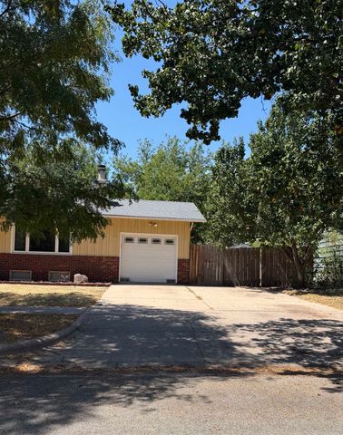 1805 N Woodrow Ct, Wichita, KS 67203