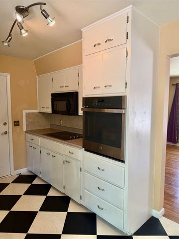 1805 N Woodrow Ct, Wichita, KS 67203