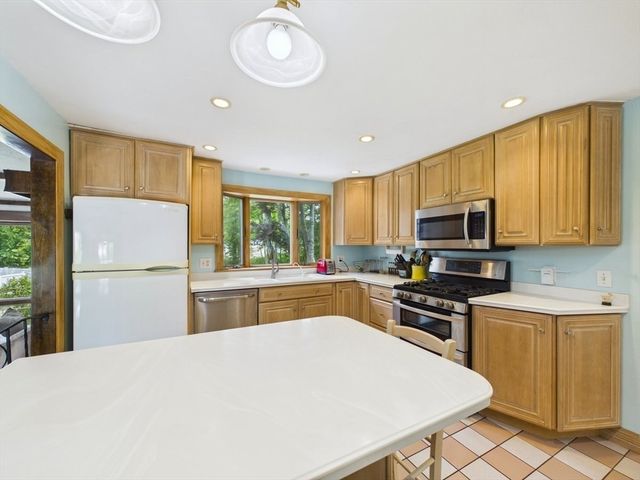 12 Griffin Terr, Weymouth, MA 02190