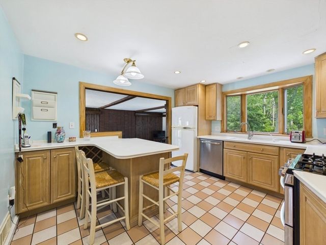 12 Griffin Terr, Weymouth, MA 02190