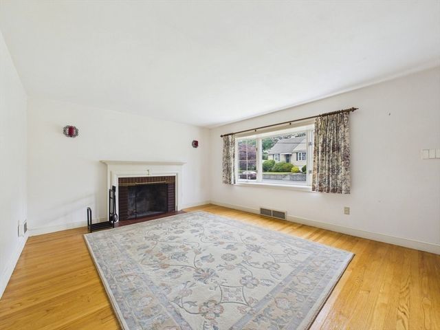 12 Griffin Terr, Weymouth, MA 02190