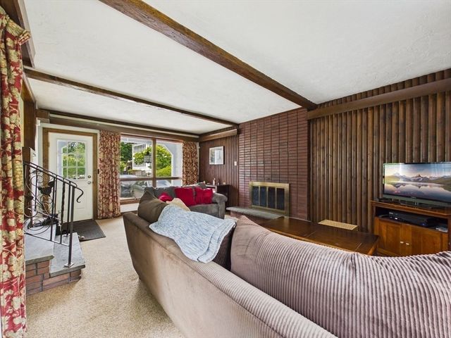 12 Griffin Terr, Weymouth, MA 02190