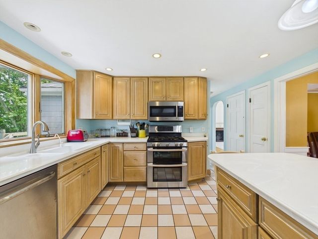 12 Griffin Terr, Weymouth, MA 02190