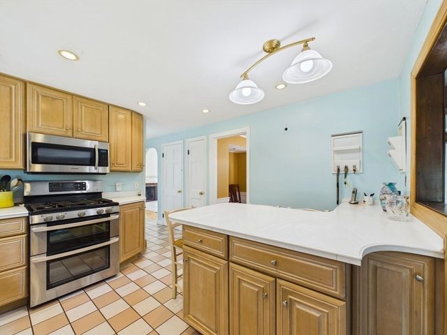 12 Griffin Terr, Weymouth, MA 02190
