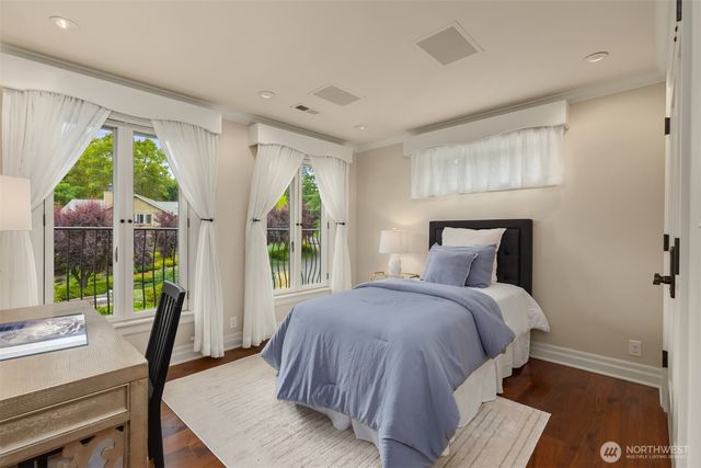 7195 NE High School Road, Bainbridge Island, WA 98110