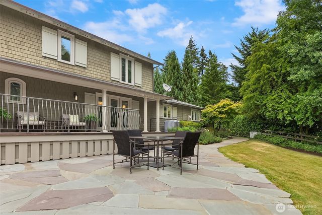 7195 NE High School Road, Bainbridge Island, WA 98110