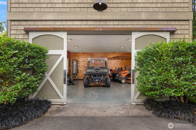 7195 NE High School Road, Bainbridge Island, WA 98110
