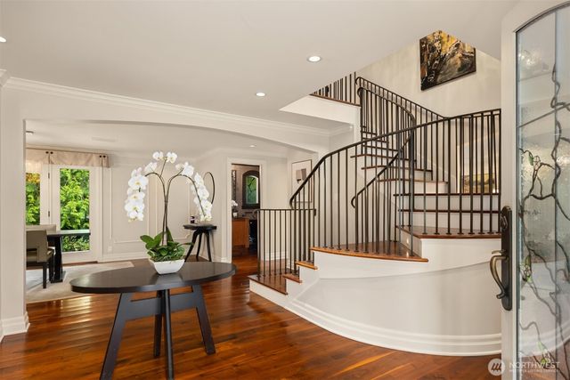 7195 NE High School Road, Bainbridge Island, WA 98110
