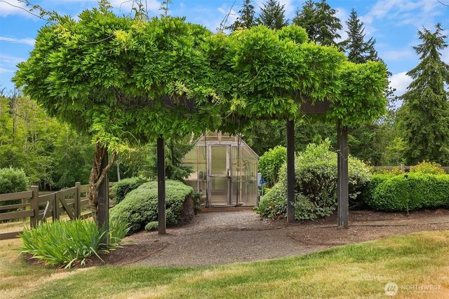 7195 NE High School Road, Bainbridge Island, WA 98110