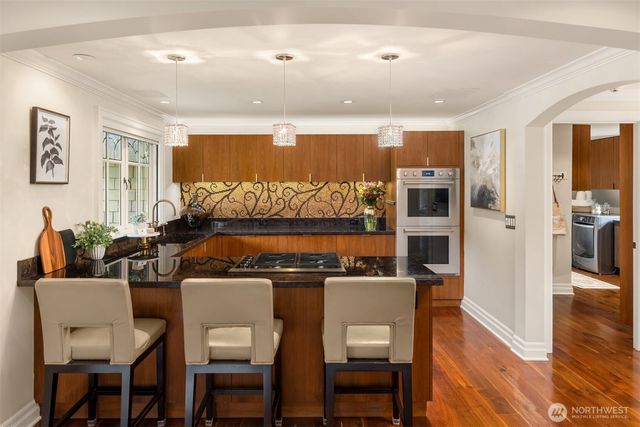 7195 NE High School Road, Bainbridge Island, WA 98110