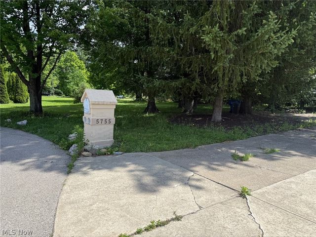 5755 Logan Arms Drive, Girard, OH 44420