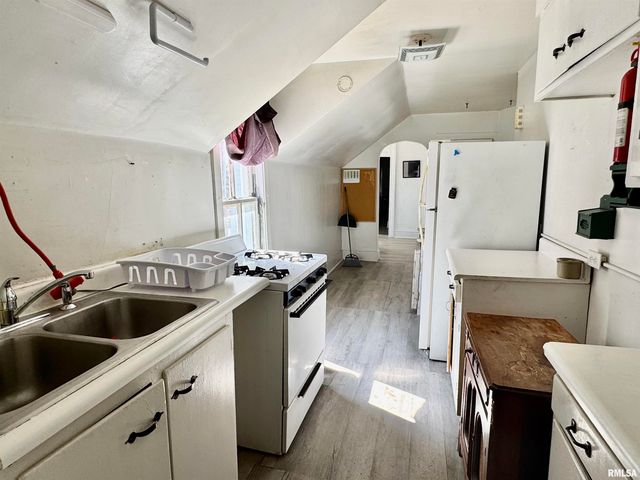 263 S 1ST Avenue, Canton, IL 61520