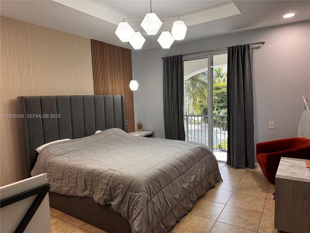 876 W Spinnaker Dr W 876, Hollywood, FL 33019