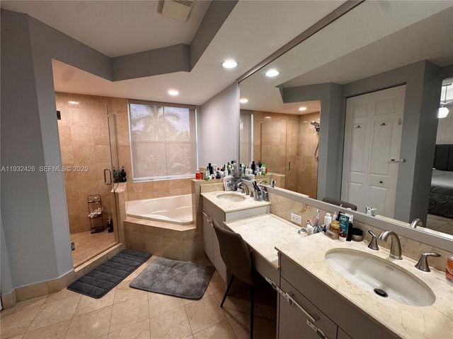 876 W Spinnaker Dr W 876, Hollywood, FL 33019