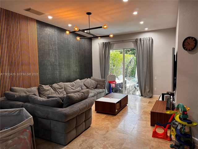 876 W Spinnaker Dr W 876, Hollywood, FL 33019