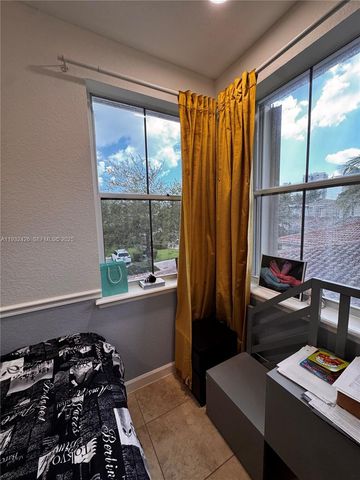 876 W Spinnaker Dr W 876, Hollywood, FL 33019