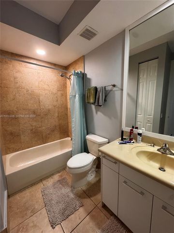 876 W Spinnaker Dr W 876, Hollywood, FL 33019