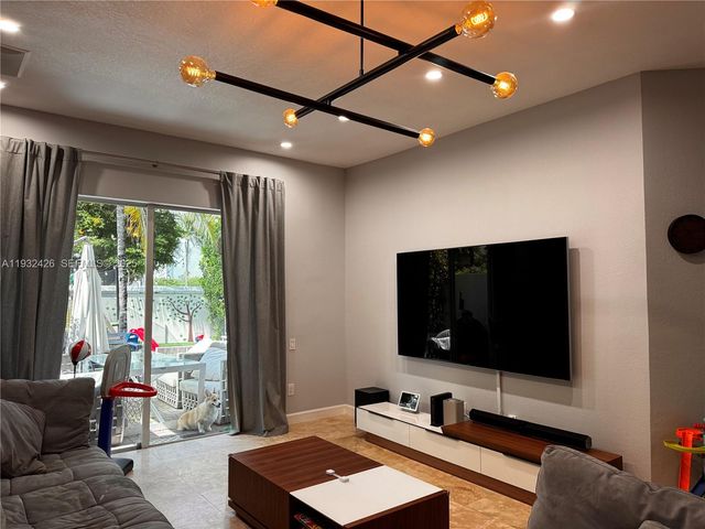 876 W Spinnaker Dr W 876, Hollywood, FL 33019