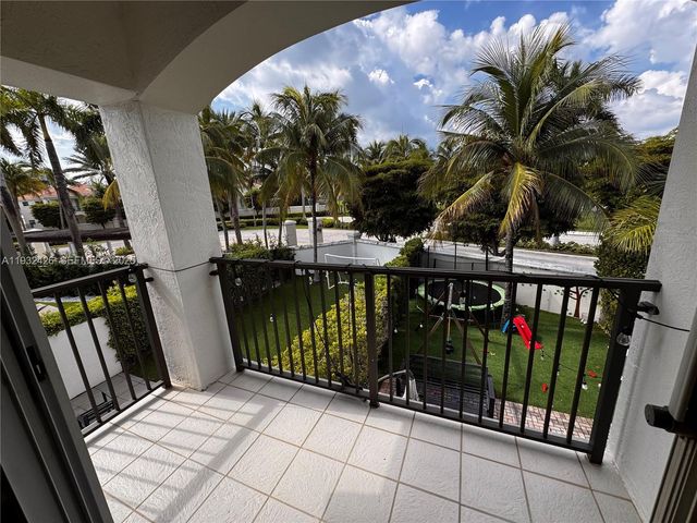 876 W Spinnaker Dr W 876, Hollywood, FL 33019
