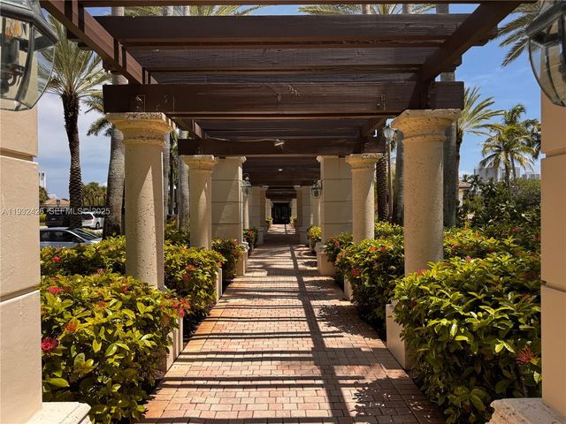 876 W Spinnaker Dr W 876, Hollywood, FL 33019