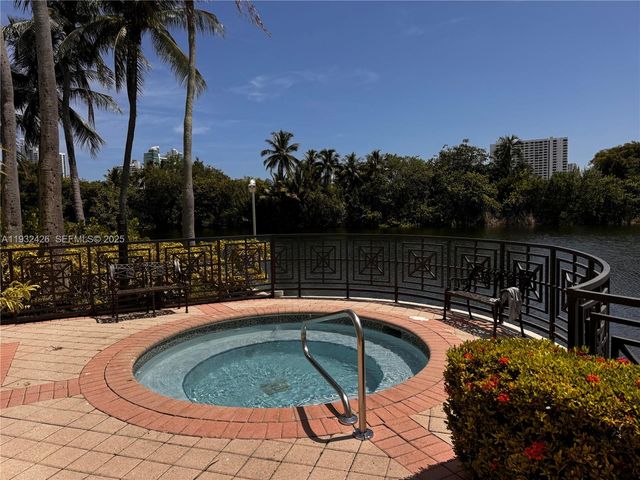 876 W Spinnaker Dr W 876, Hollywood, FL 33019