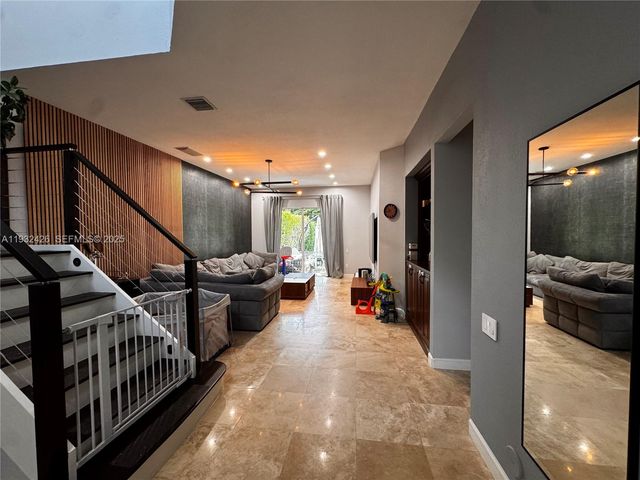 876 W Spinnaker Dr W 876, Hollywood, FL 33019