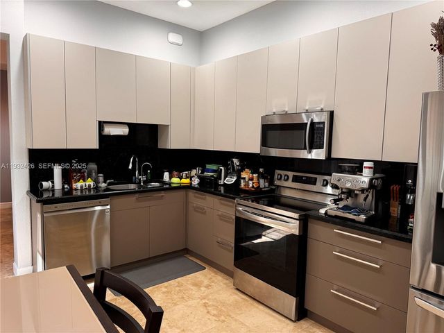 876 W Spinnaker Dr W 876, Hollywood, FL 33019