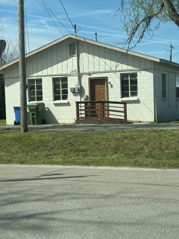 624 N B Street, Rogers, AR 72756