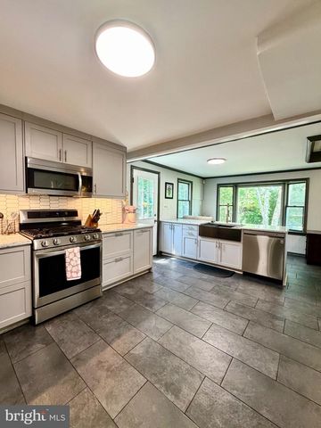 98 PALMER LN, Ewing, NJ 08618