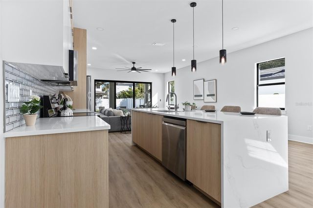 3215 W PRICE AVENUE, Tampa, FL 33611