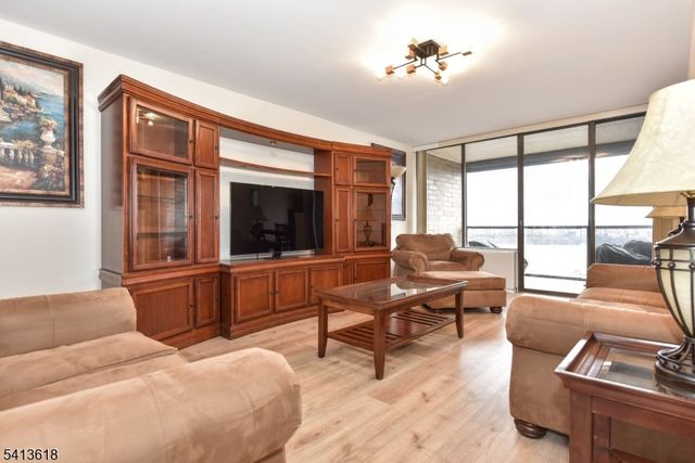 9060 Palisade Ave 1003, North Bergen Twp., NJ 07047