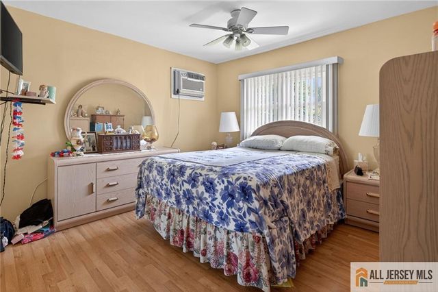 7 W James Place, Iselin, NJ 08830