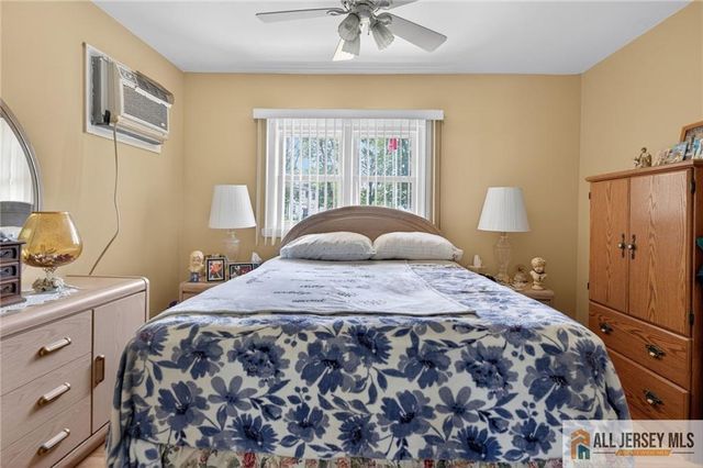 7 W James Place, Iselin, NJ 08830