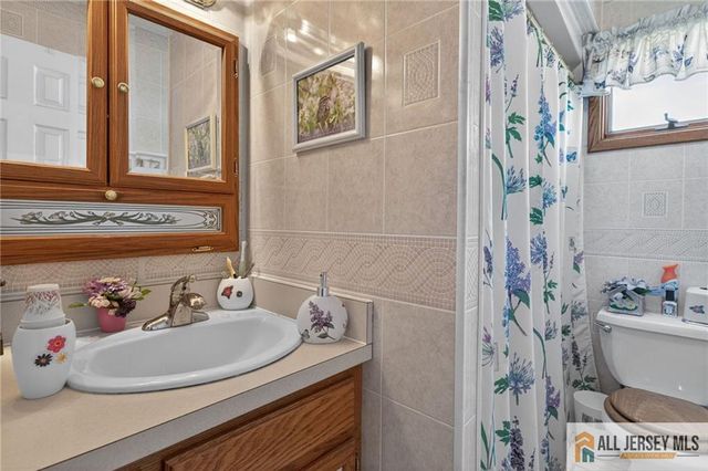 7 W James Place, Iselin, NJ 08830