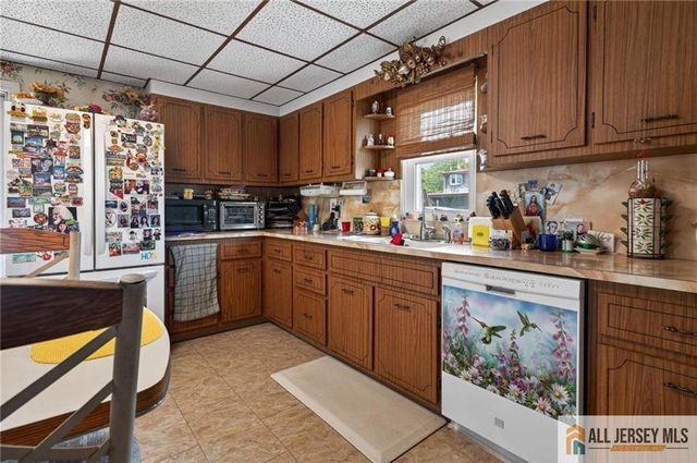 7 W James Place, Iselin, NJ 08830
