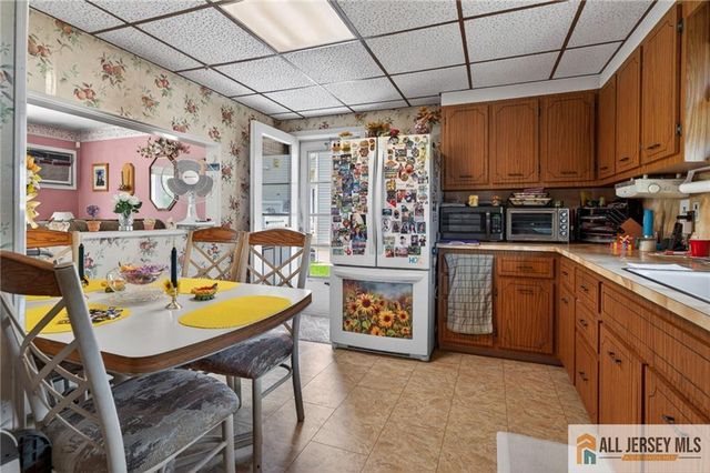 7 W James Place, Iselin, NJ 08830