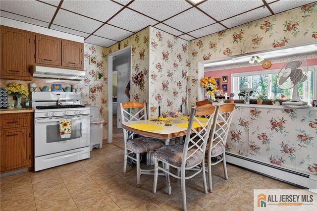 7 W James Place, Iselin, NJ 08830