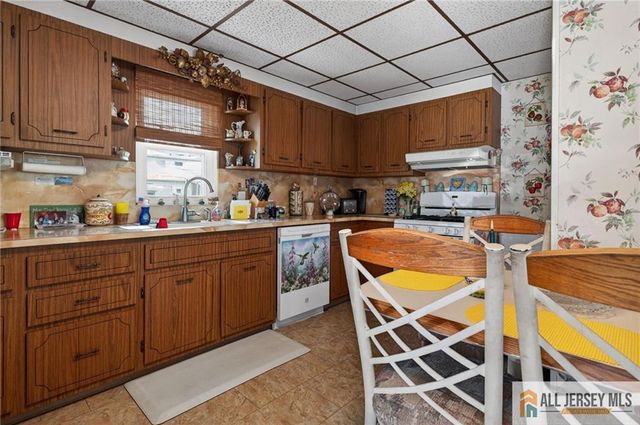 7 W James Place, Iselin, NJ 08830