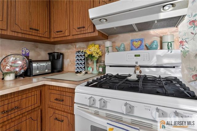 7 W James Place, Iselin, NJ 08830