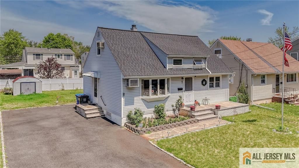 7 W James Place, Iselin, NJ 08830
