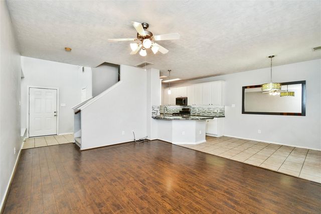 62 E Stedhill Loop, Conroe, TX 77384