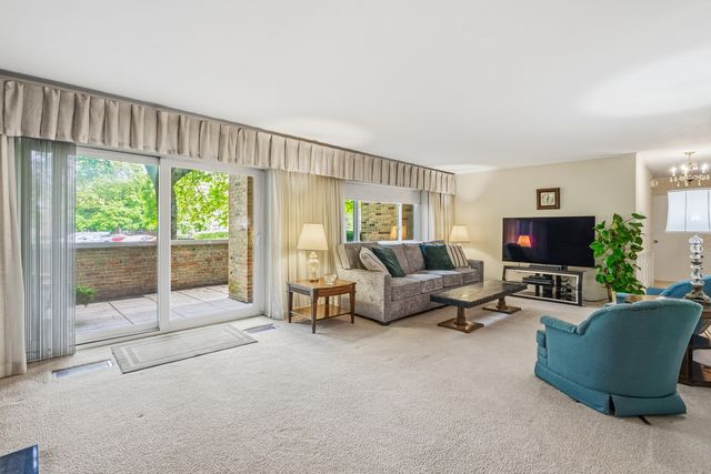 320 Claymoor Road 1C, Hinsdale, IL 60521