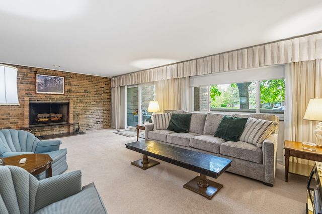 320 Claymoor Road 1C, Hinsdale, IL 60521